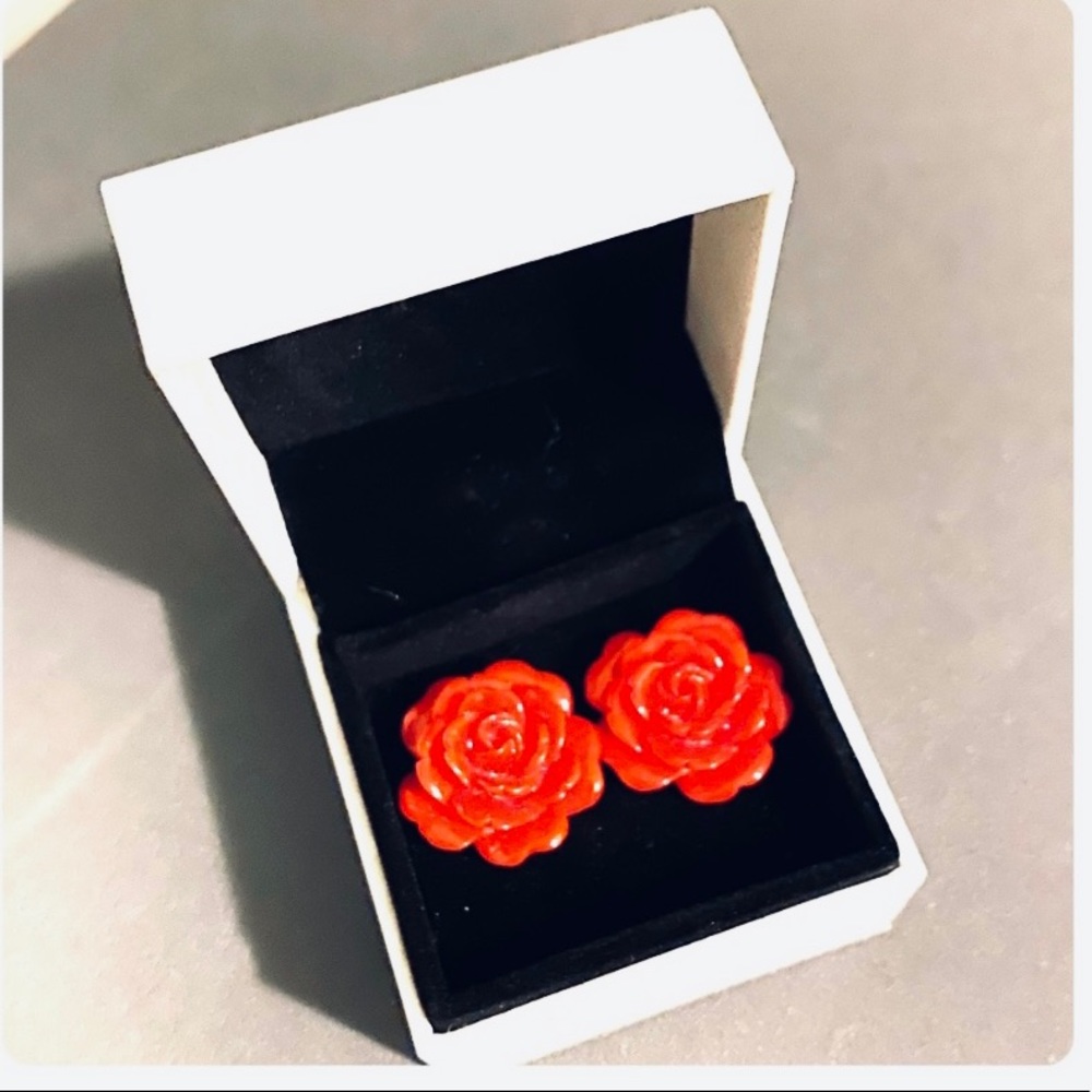 Red flower stud earrings